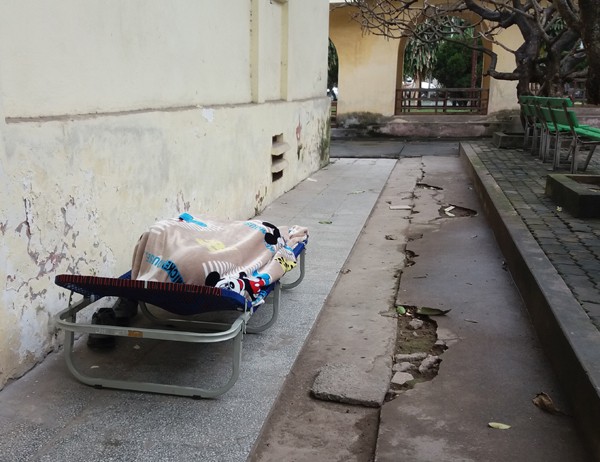 Rét cắt da cắt thịt, người nhà bệnh nhân co ro ngoài hành lang tìm cách trốn lạnh